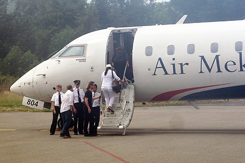 Cận cảnh nụ cười điển trai của Brad Pitt tại sân bay - 10