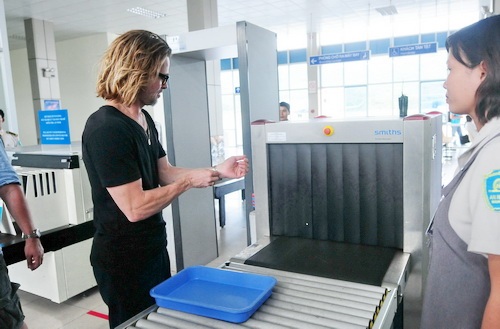 Cận cảnh nụ cười điển trai của Brad Pitt tại sân bay - 7