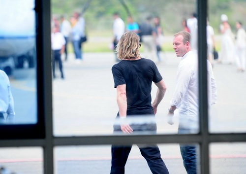 Cận cảnh nụ cười điển trai của Brad Pitt tại sân bay - 8