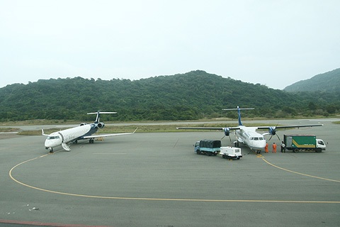 Cận cảnh nụ cười điển trai của Brad Pitt tại sân bay - 1