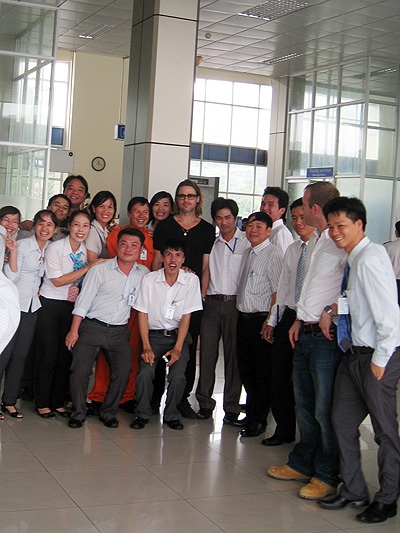 Cận cảnh nụ cười điển trai của Brad Pitt tại sân bay - 5