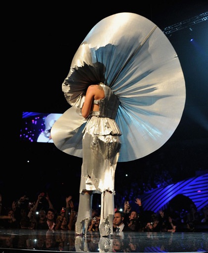 Lady Gaga “kín trên, hở dưới”  - 7