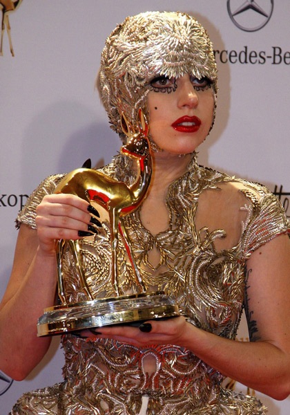 Lady Gaga “kín trên, hở dưới”  - 10