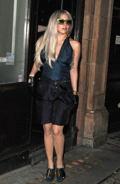 Lady Gaga “kín trên, hở dưới”  - 13