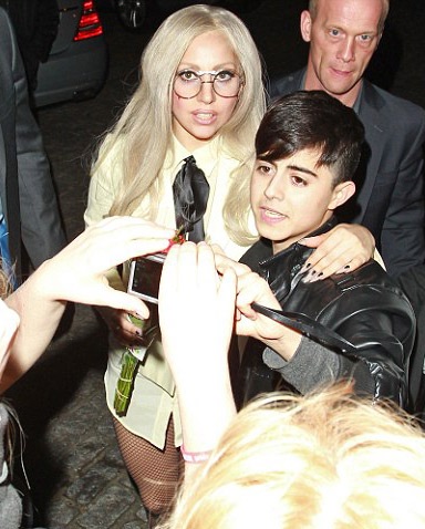 Lady Gaga “kín trên, hở dưới”  - 5