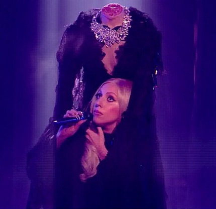 Lady Gaga “kín trên, hở dưới”  - 1