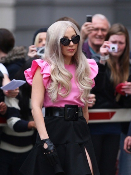 Lady Gaga “kín trên, hở dưới”  - 15