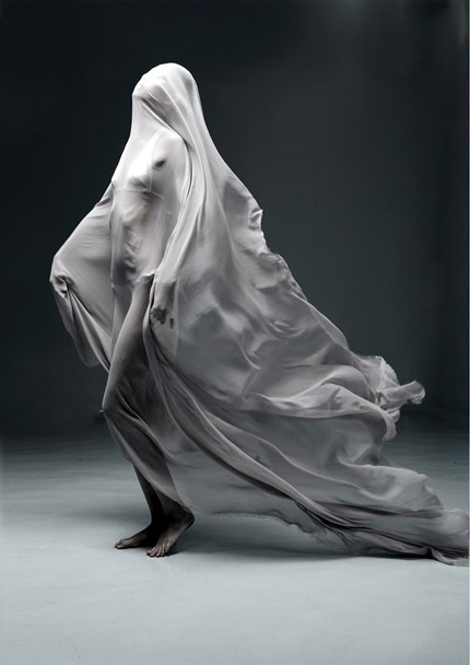 Thí sinh Vietnam Next Top Model “thả dáng” với lụa - 8