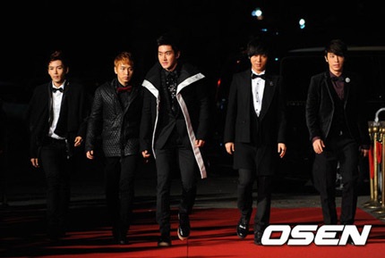 Nóng mắt với trang phục quá gợi cảm của Lee Hyori - 24