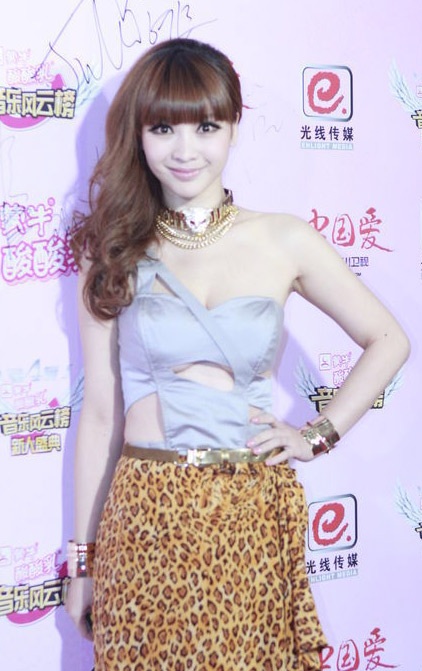 Siêu vòng một Liễu Nham lộ hàng vì áo xẻ táo bạo - 10