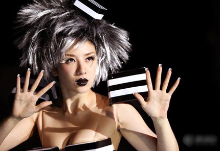 Huỳnh Dịch “bốc lửa” và làm gái hư trên sân khấu  - 5