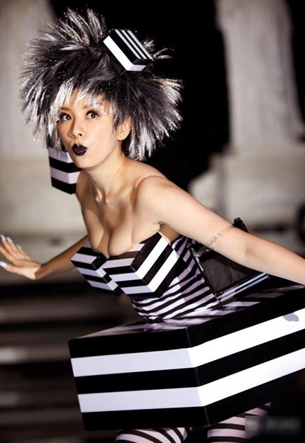 Huỳnh Dịch “bốc lửa” và làm gái hư trên sân khấu  - 4