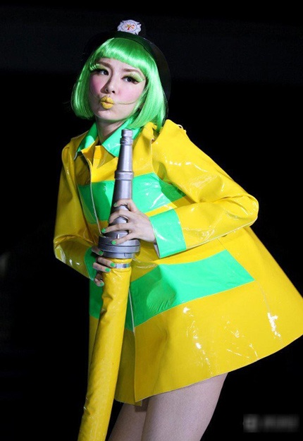 Huỳnh Dịch “bốc lửa” và làm gái hư trên sân khấu  - 6