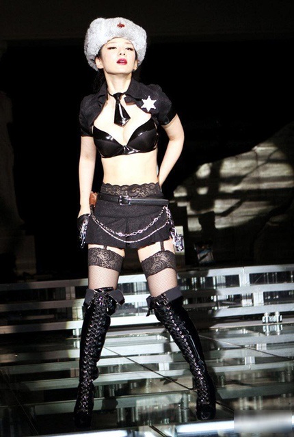 Huỳnh Dịch “bốc lửa” và làm gái hư trên sân khấu  - 7