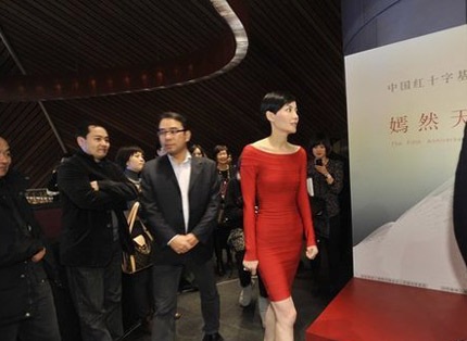 Diva Hồng Kông Vương Phi lộ cổ xương xẩu - 8