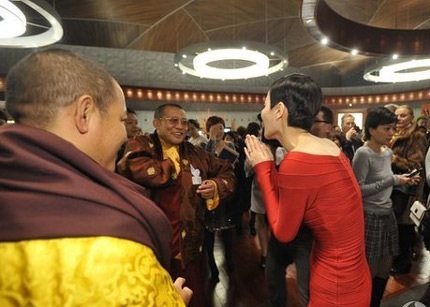 Diva Hồng Kông Vương Phi lộ cổ xương xẩu - 9