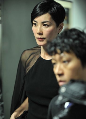 Diva Hồng Kông Vương Phi lộ cổ xương xẩu - 15