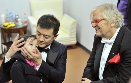 Diva Hồng Kông Vương Phi lộ cổ xương xẩu - 16