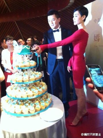 Diva Hồng Kông Vương Phi lộ cổ xương xẩu - 6