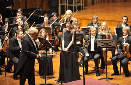 Diva Hồng Kông Vương Phi lộ cổ xương xẩu - 13