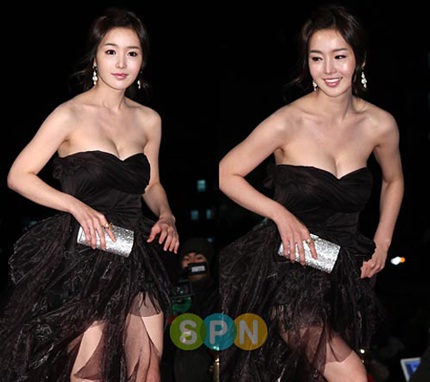 Kiều nữ xứ Hàn khoe ngực đầy với váy cổ chữ V - 7