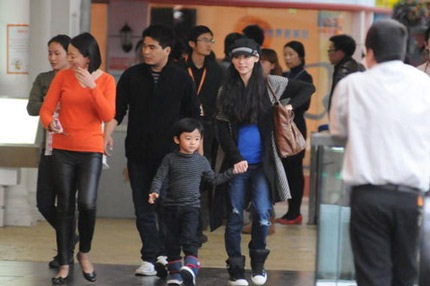 Trương Bá Chi lộ bụng to bất thường - 1 Trương Bá Chi lộ bụng to bất thường - 1