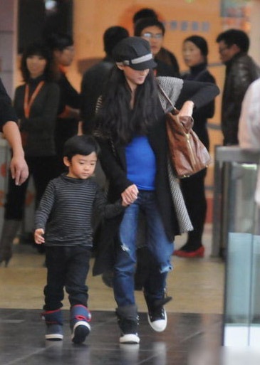 Trương Bá Chi lộ bụng to bất thường - 2 Trương Bá Chi lộ bụng to bất thường - 2