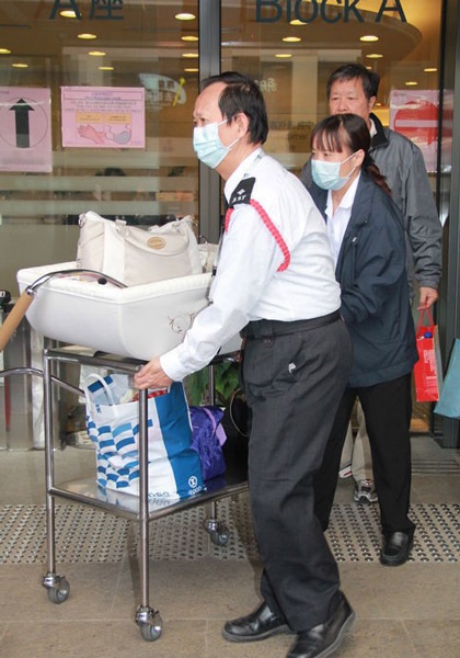 Vợ chồng Trần Hạo Dân được ký giả “săn đón” khi xuất viện - 8