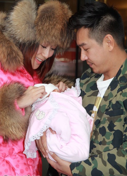 Vợ chồng Trần Hạo Dân được ký giả “săn đón” khi xuất viện - 3