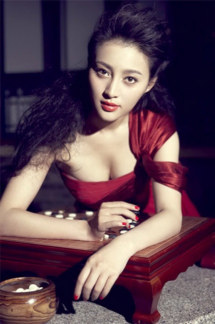 Can Đình Đình khêu gợi khi “nửa kín, nửa hở”  - 1