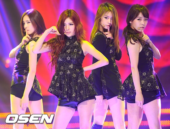 Váy ngắn, quần chẽn, áo trễ đang thống trị sân khấu Kpop? - 5