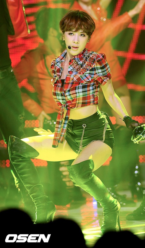 Váy ngắn, quần chẽn, áo trễ đang thống trị sân khấu Kpop? - 14