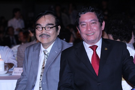 Bất chấp mưa lớn, “sao” tới dự lễ bế mạc LHP lần thứ 17 - 1