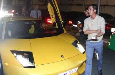 Quốc Cường lái siêu xe tới liveshow Hà Hồ - 1