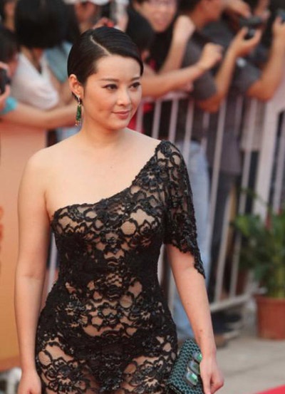 Những bộ váy “nguy hiểm” nhất năm 2011 - 7