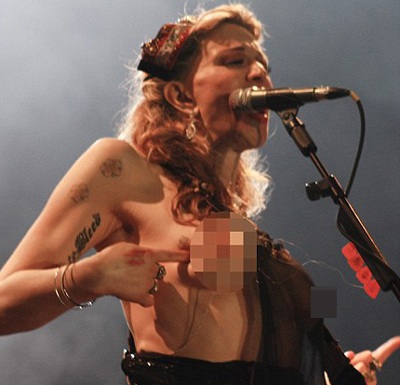 Những bộ váy “nguy hiểm” nhất năm 2011 - 32