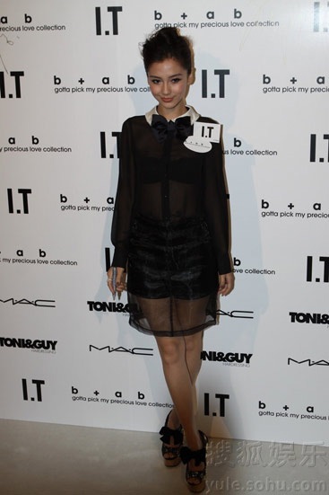 Năm 2011: Năm của cơn sốt trang phục “xuyên thấu” - 1