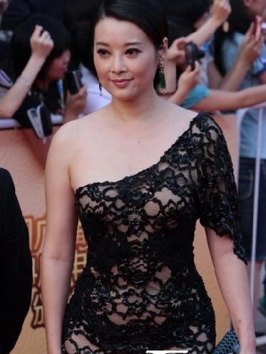 Năm 2011: Năm của cơn sốt trang phục “xuyên thấu” - 4