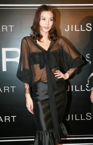 Năm 2011: Năm của cơn sốt trang phục “xuyên thấu” - 8