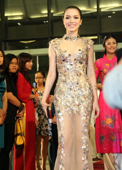 Năm 2011: Năm của cơn sốt trang phục “xuyên thấu” - 34