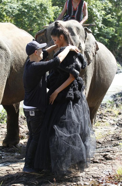 Tò mò xem thí sinh Top Model chụp ảnh với…voi - 5