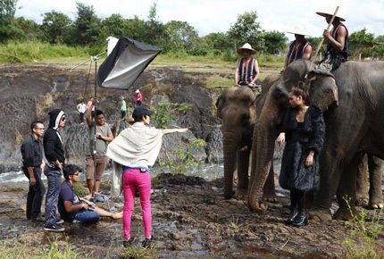 Tò mò xem thí sinh Top Model chụp ảnh với…voi - 9