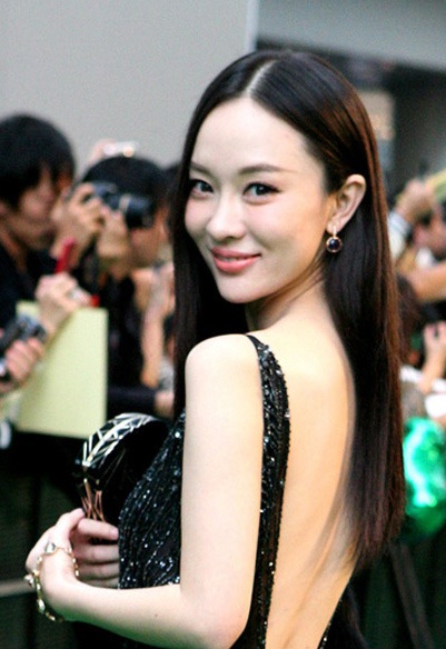 Mỹ nhân Hoắc Tư Yến sợ tuột váy - 16