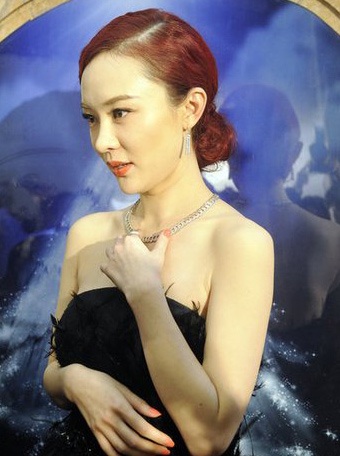 Mỹ nhân Hoắc Tư Yến sợ tuột váy - 5