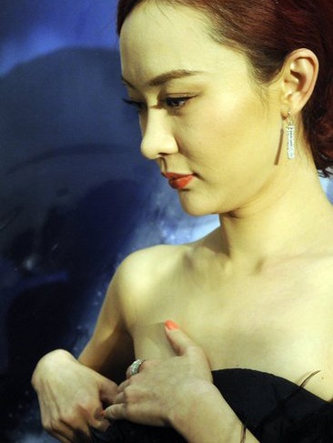 Mỹ nhân Hoắc Tư Yến sợ tuột váy - 4