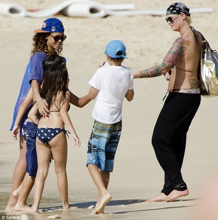 Diện bikini nhỏ xíu, Rihanna lộ “hàng” - 13