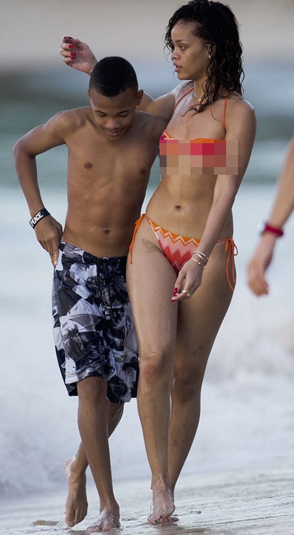 Diện bikini nhỏ xíu, Rihanna lộ “hàng” - 5