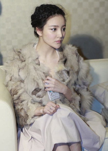 Lưu Vũ Hân gây choáng váng với màn khoe ngực “lộ liễu” - 11