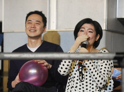 Ca sĩ bị bỏng Selina nức nở trong show diễn của bạn thân - 6 Ca sĩ bị bỏng Selina nức nở trong show diễn của bạn thân - 6