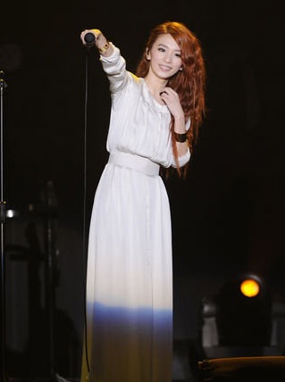 Ca sĩ bị bỏng Selina nức nở trong show diễn của bạn thân - 13 Ca sĩ bị bỏng Selina nức nở trong show diễn của bạn thân - 13